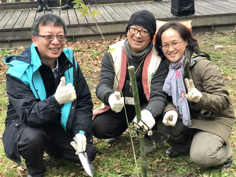 參山處長柯建興與民眾共同植樹合影。   圖 : 參山處/提供