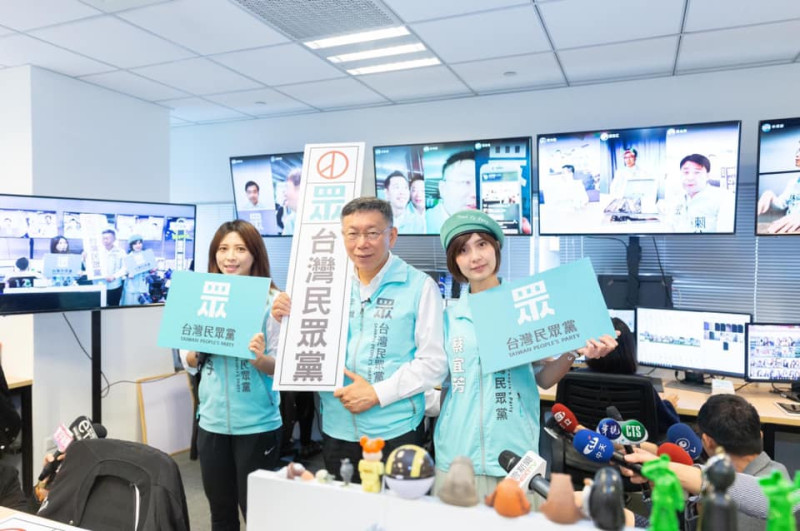 針對民眾黨團助理蔡宜芳（右１）與台北市文基會副執行長張益贍爆出婚外情，前民眾黨發言人陳思宇（左１）呼籲，兩人都應該公開道歉。   圖：翻攝自陳思宇臉書
