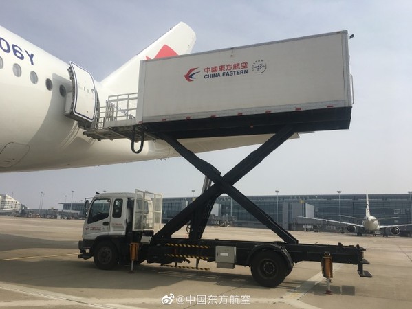 中國東方航空今派出一架專機飛往羅馬，機上載有9名醫療專家和重達31噸的醫療物資。   圖：翻攝自東方航空微博
