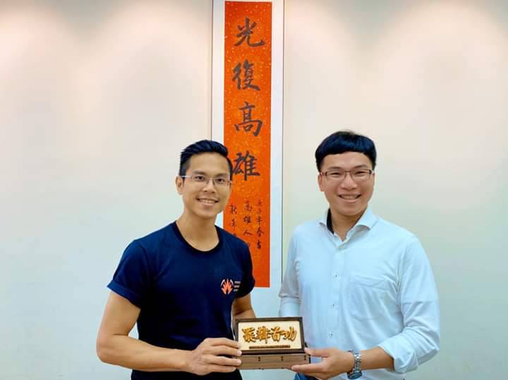 林智鴻(右)接受罷韓李醫師致贈的「罷韓首功」小匾額。   圖：翻攝林智鴻臉書