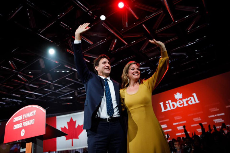 加拿大總理杜魯道（左）稱妻子蘇菲自英返國後，出現類似流感症狀，目前正在等待檢測結果。   圖：翻攝自杜魯道臉書