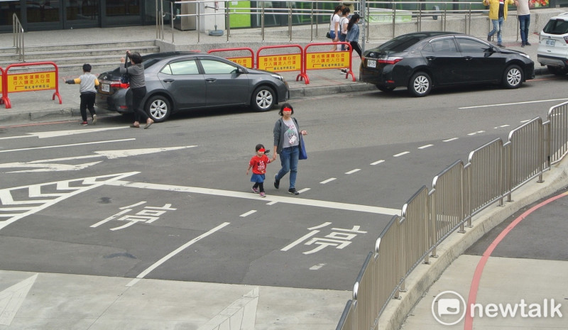 媽媽帶著幼女闖公車道。   圖:唐復年/攝