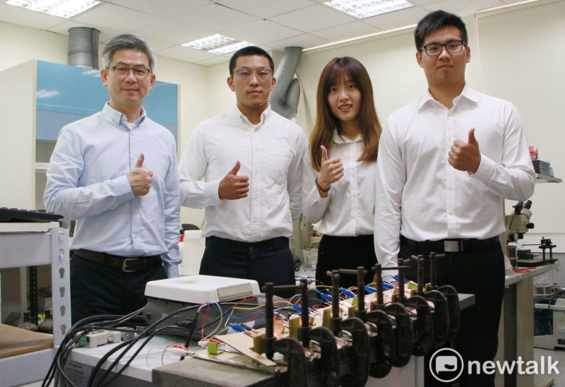 成大材料系教授洪飛義研究團隊與康那香公司共同研發高科技鎂布充電電池。   圖：成功大學提供