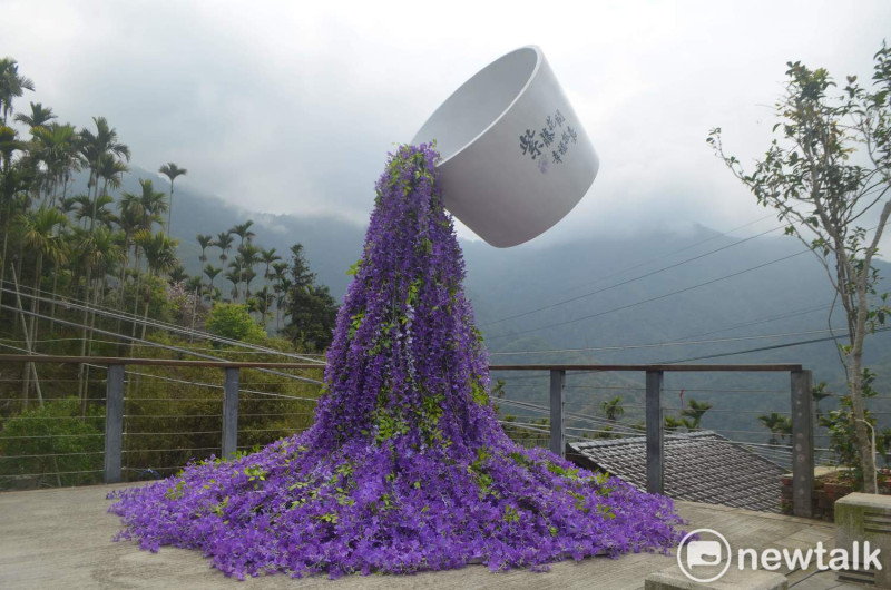 瑞里源興宮前廣場的紫藤花裝置藝術頗有特色。   圖：蔡坤龍/攝