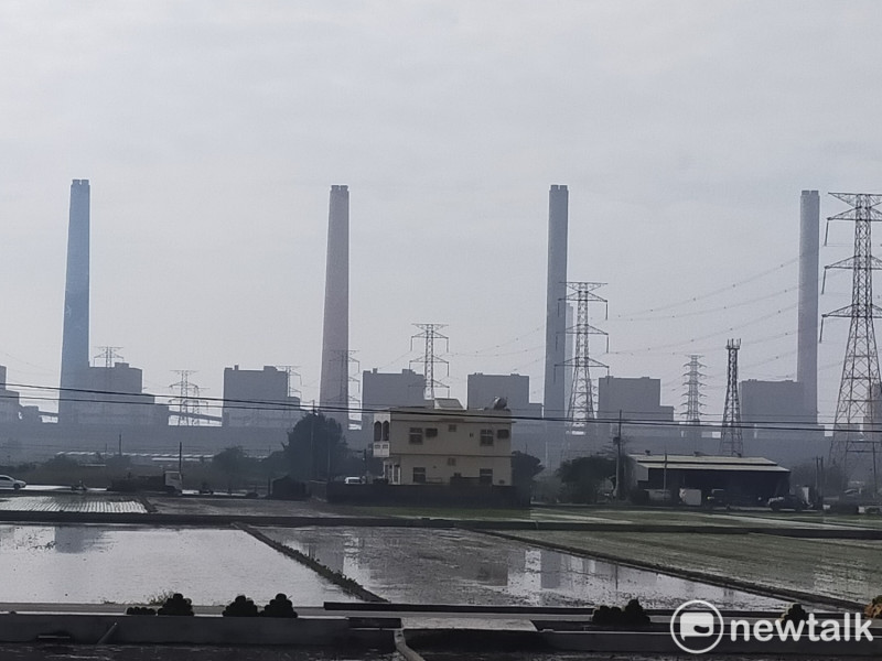 台中市環保局長吳志超表示，前市府制定生煤管制自治條例，就是為了改善中火及多家大型用煤業者汙染排放，守護中部人健康。   唐復年/攝
