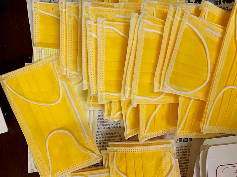 一名經營藥局的女網友在臉書社團《爆怨公社》提到，一位母親帶著國小 4、5 年級的小孩來買口罩，卻掏出一張千元大鈔，因為當下忙碌找不開，便委婉請該顧客晚點再來一趟，豈料對方卻「爆嗆 7 字」，讓眾人當場看傻。   圖：翻攝自爆怨公社