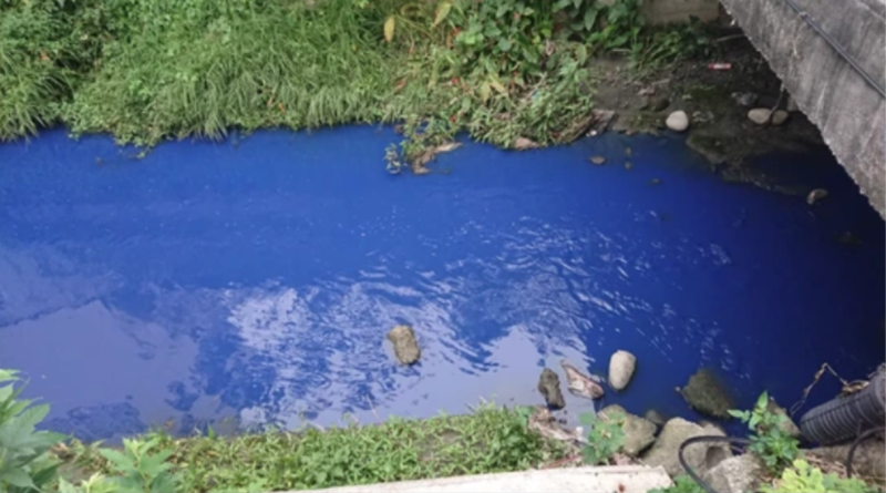 日前有網友在臉書社團「竹南大小事」PO出照片，指苗栗一處水圳遭汙染呈藍色。   圖：翻攝自竹南大小事臉書社團