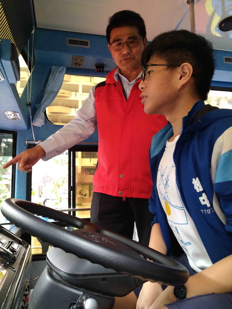 臺北區監理所讓學生坐上大車駕駛座，以駕駛員的視角來體驗車身周圍看不到的區域，讓學生懂得保持安全距離。   圖：臺北區監理所提供