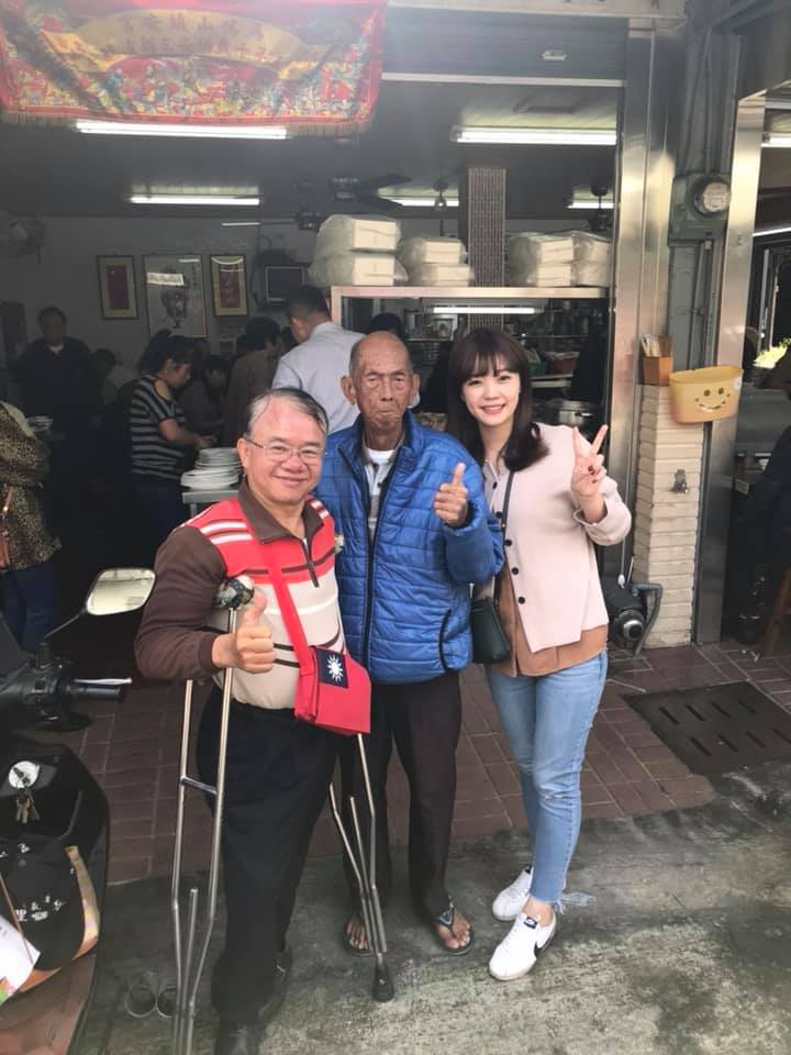 連任12屆的嘉義市東區過溝里里長賴正雄（中）與東區市議員黃思婷（右）及東區林森里里長王廣禮（左）合影。   圖：翻攝黃思婷臉書