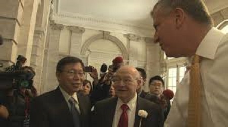 台北市長柯文哲在紐約市政廳「巧遇」白思豪（Bill de Blasio）。資料照片。   圖 : 翻攝自臉書