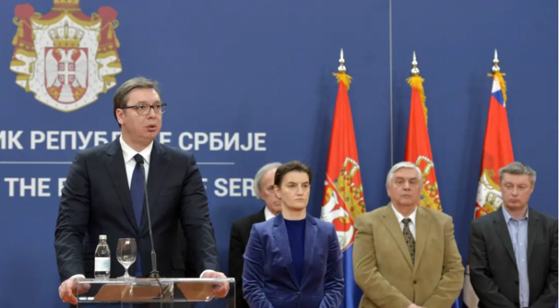 塞爾維亞總統武契奇(左一)於15日，宣布塞爾維亞進入緊急狀態，並向中國尋求協助，並聲稱「歐盟團結已經瓦解」，唯有中國才是救命丹。 圖：翻攝自環球網