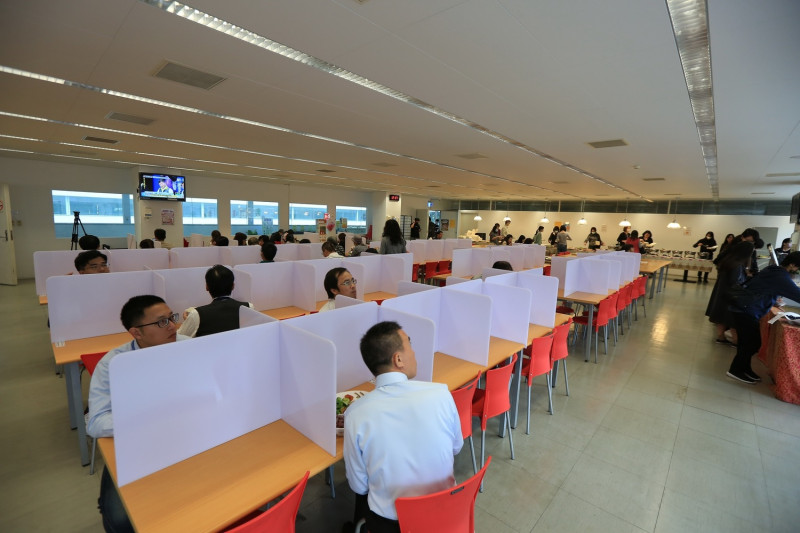 台中市政府餐廳座位增設隔板。   圖 : 台中市政府/提供