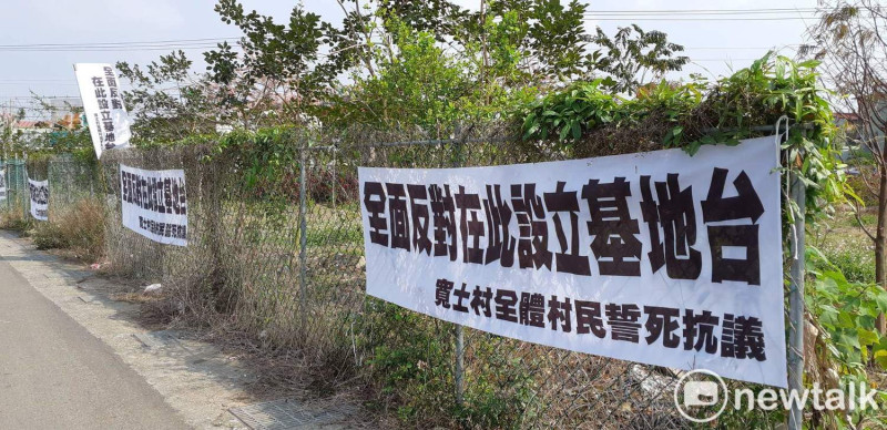 嘉義縣水上鄉寬士村聚落步道附近最近掛起多面抗議基地台布條。   圖：蔡坤龍/攝