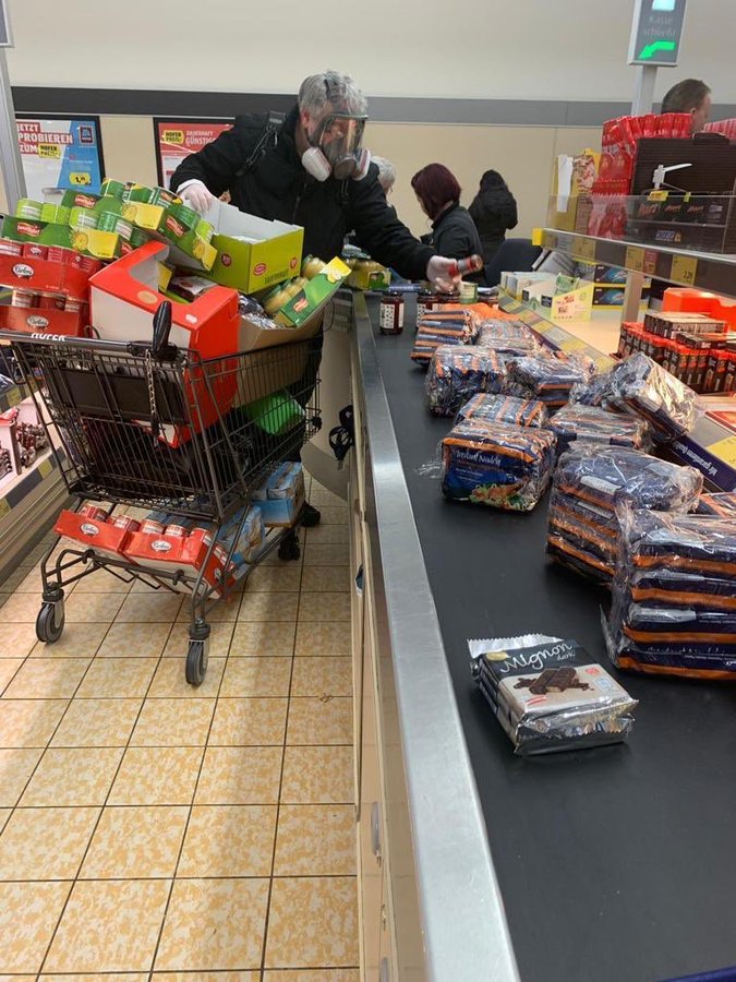 奧地利宣布全國封城後，任何地方不允許5人以上的聚集；餐飲業17日起全部停業，因此超市出現搶購潮。   圖：翻攝自推特