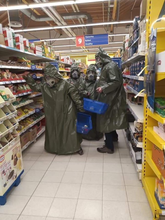 捷克已宣布鎖國，捷克宣布全國隔離，當地民眾身穿隔離衣於超市搶購情形。   圖：翻攝自推特
