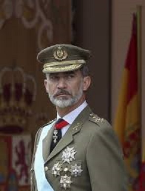 西班牙國王菲利佩六世（Felipe VI）今天跟深陷醜聞的父親保持距離，不但停發父親璜．卡羅斯一世（Juan Carlos）的王室津貼，還宣布放棄繼承父親的個人遺產。   圖 : 翻攝自common.wikipedia.org
