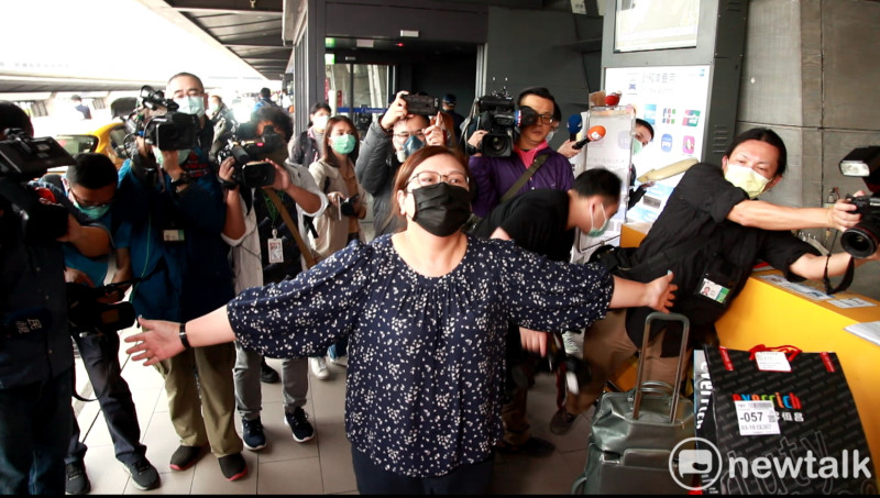 新北磘里里長林綺芳在機場防疫計程車站前由工作人員進行消毒才搭車離去。   圖：林昀真／攝