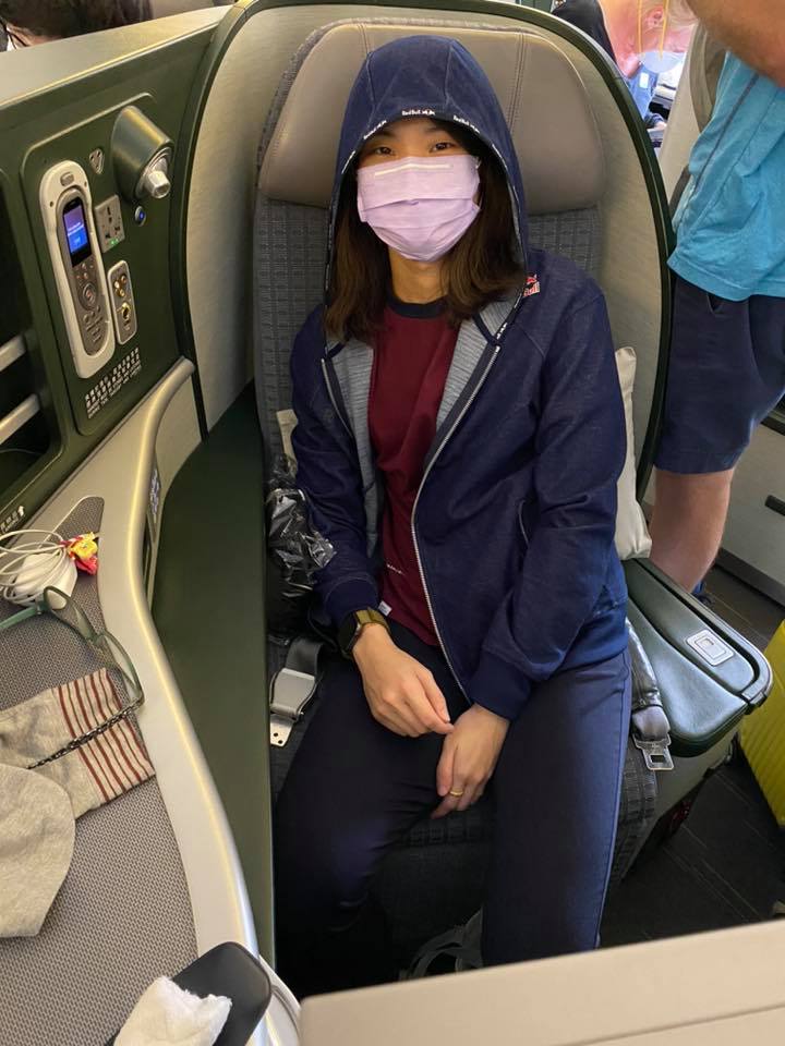 戴資穎返台飛行過程全程配戴口罩。   圖：取自戴資穎臉書