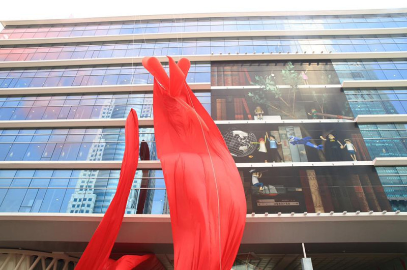 2014年底高雄市圖書館新總館落成時，新總館開幕外牆的大幅平面玻貼，是陳彥安獻給高雄的首個作品。   圖：翻攝自Wecare高雄臉書