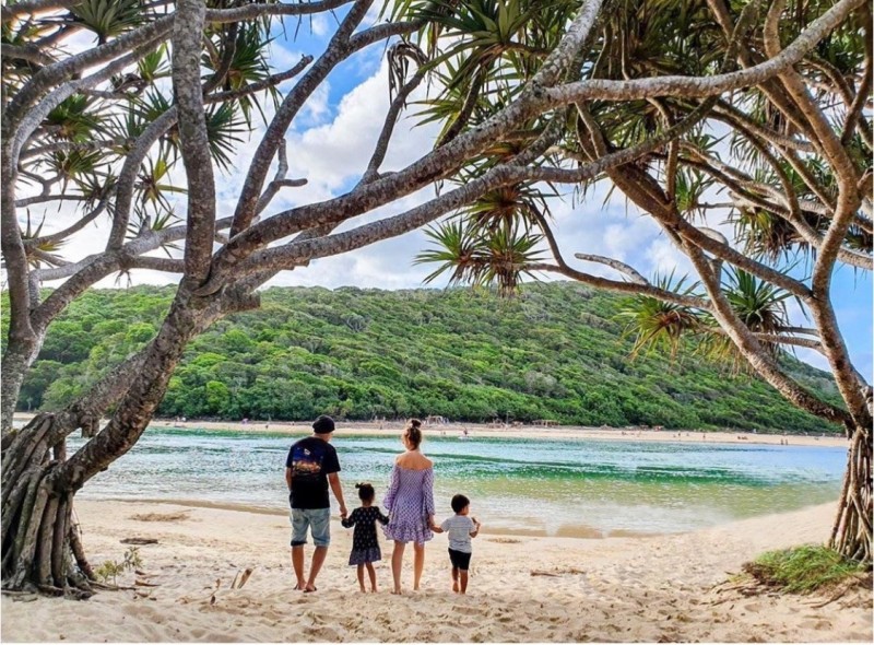 周杰倫曬出全家在澳洲沙灘上度假的照片。   圖：翻攝自周杰倫IG