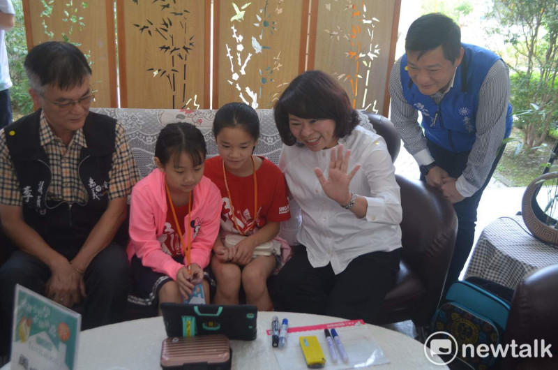 嘉義市長黃敏惠陪學童體驗遠端線上互動教學。   圖：蔡坤龍/攝