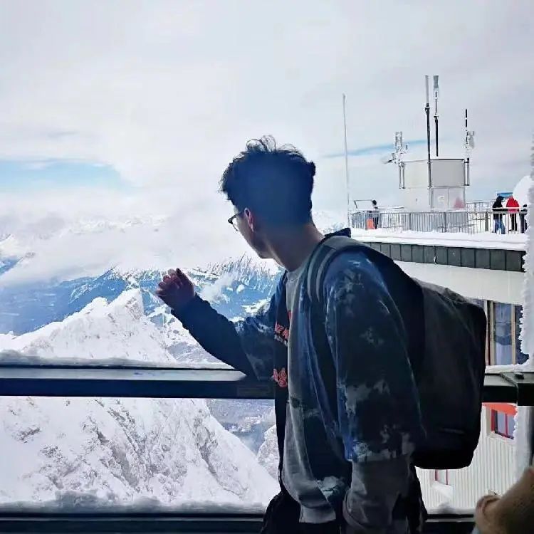 一名中國留學生日前自義大利返回家鄉，遭中國網民直斥他「千里投毒」。   圖：翻攝自中國「人民網」