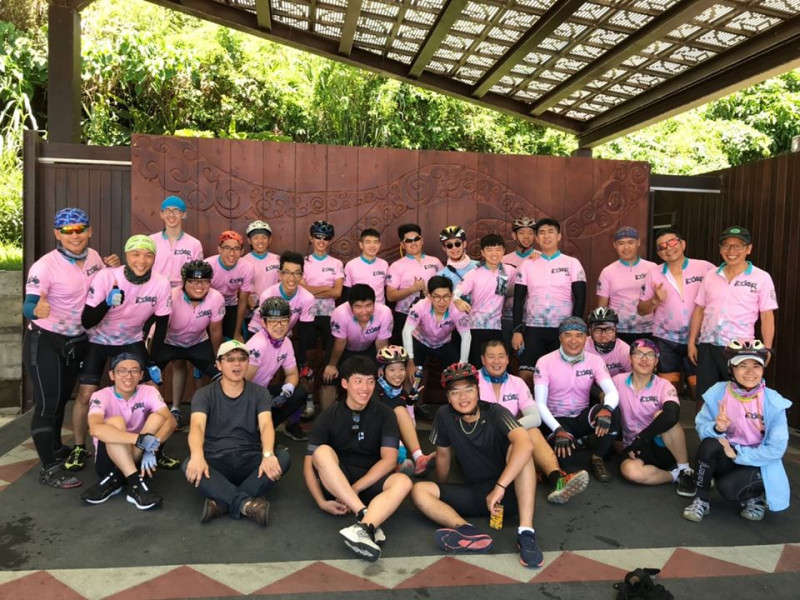 竹林中學的「敗客車隊」，每逢暑假期間師生從花蓮騎車到台北，從中學習挑戰自我極限、互助合作的精神。   圖：竹林中學提供