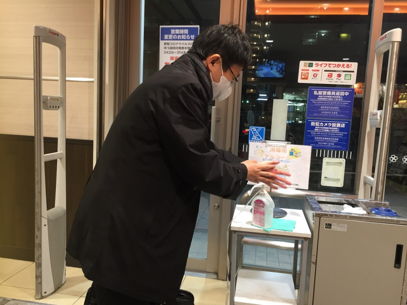 日本防疫靠民間，企業或個人很認真，超市入口也都要求用酒精消毒   圖：劉黎兒/攝