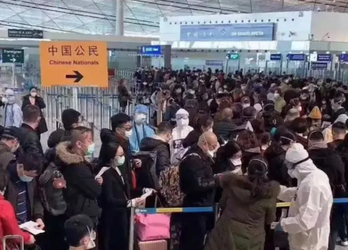 中國首都機場被返國民眾塞爆。   圖：翻攝自「精選情感暖文」微信公眾號