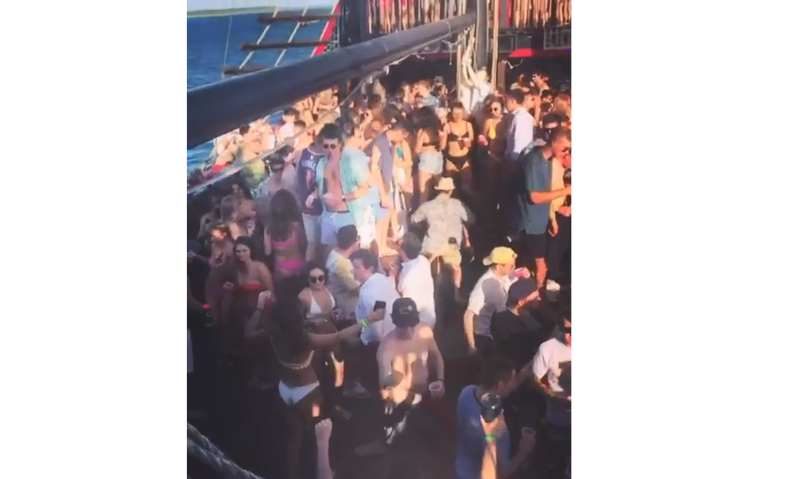 美國旅遊業者日前在facebook專頁po出影片，影片中250名學生擠在一艘海盜船上，不顧疫情喝酒玩樂。   圖：翻攝STS Travel臉書