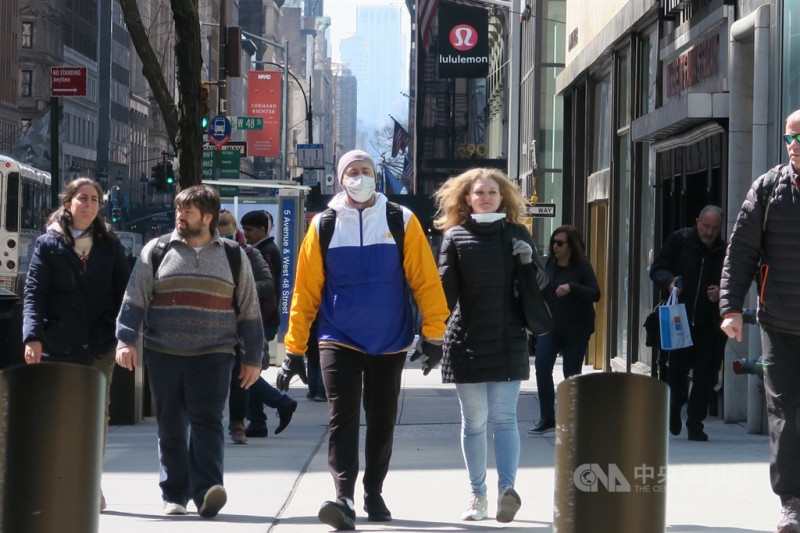 紐約州武漢肺炎確診病例20日衝破7000例。圖為曼哈頓第五大道行人明顯減少，戴口罩防疫的民眾比例提升。   圖/中央社