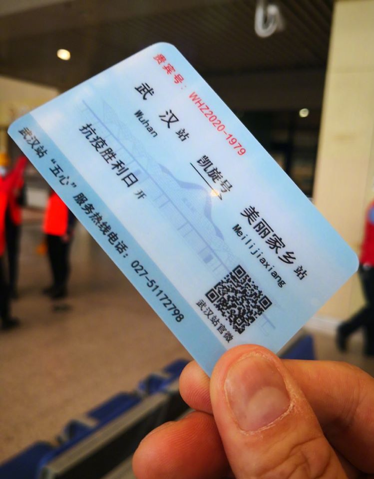 523名廣東援鄂醫護人員，每個人都收到一張特殊的火車票或飛機票，上面寫著「謝謝你為湖北拼過命」！   圖/翻攝自人民日報