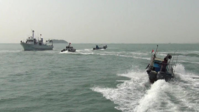 金門海巡隊海巡艇於16日遭到10多艘中國漁船及快艇丟擲石頭、空酒瓶及衝撞。（資料照）   圖：翻攝自「海洋委員會海巡署金馬澎分署」官網