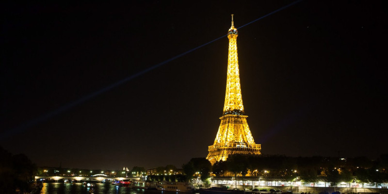 為支持所有抗疫的醫護人員，巴黎艾菲爾鐵塔從週五（20日）開始，每天晚上八點的燈光秀延長到十分鐘。   圖：翻攝自La tour Eiffel Twitter