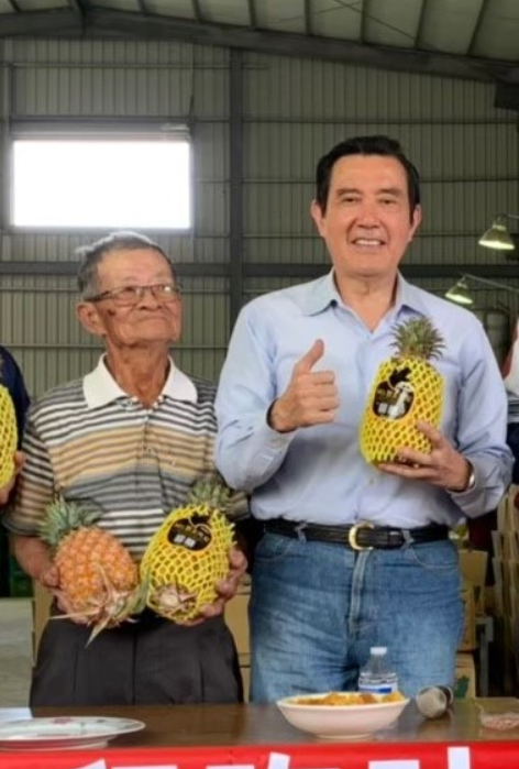馬英九分享自己到高雄大樹拜訪「鳳梨伯」林益，還呼籲民眾多多消費台灣農產品。   圖：翻攝自馬英九臉書