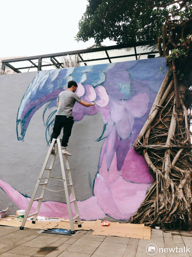 臺南市政府文化局邀請新銳藝術家－LEHO進行壁畫創作。   圖：台南市文化局提供