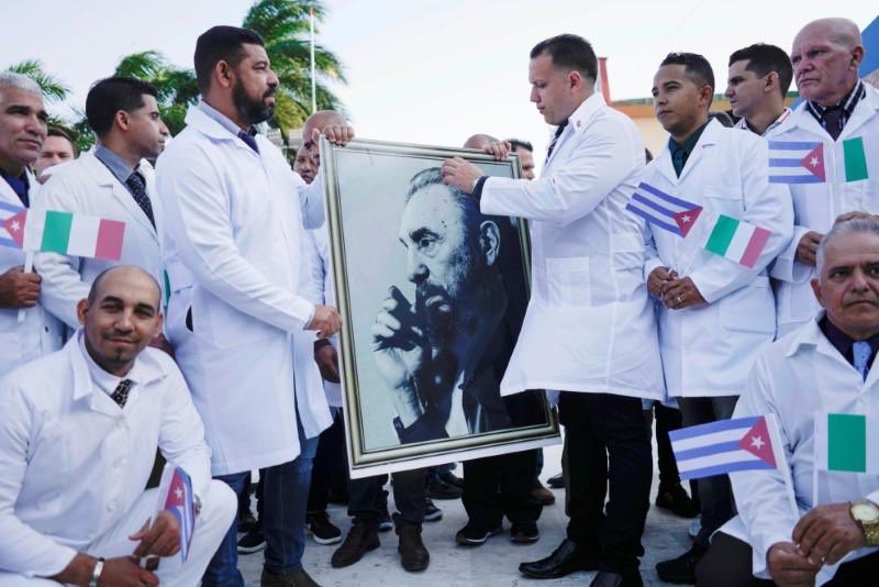古巴醫生帶著卡斯楚的照片抵達   圖:擷取自twitter