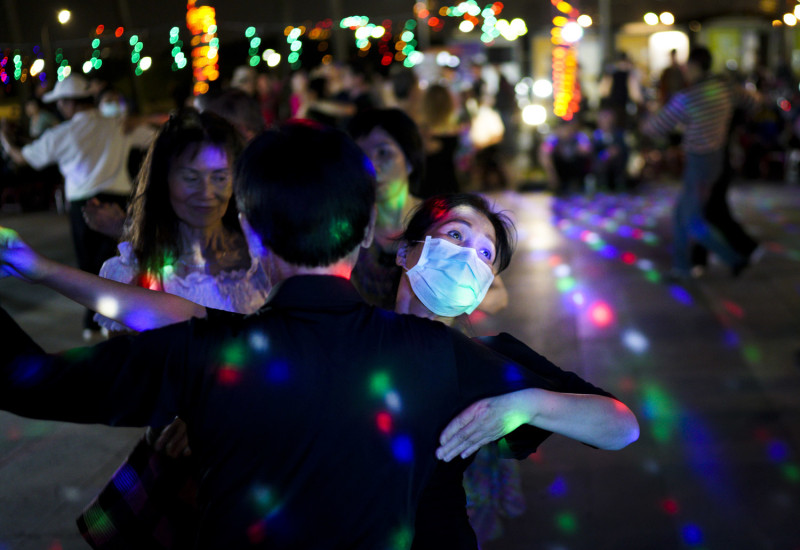 週末晚，台北馬場町紀念公園聚集多位民眾，在現場樂隊伴奏下翩翩起舞。跳舞的民眾紛紛戴起口罩防疫。   圖：張良一/攝