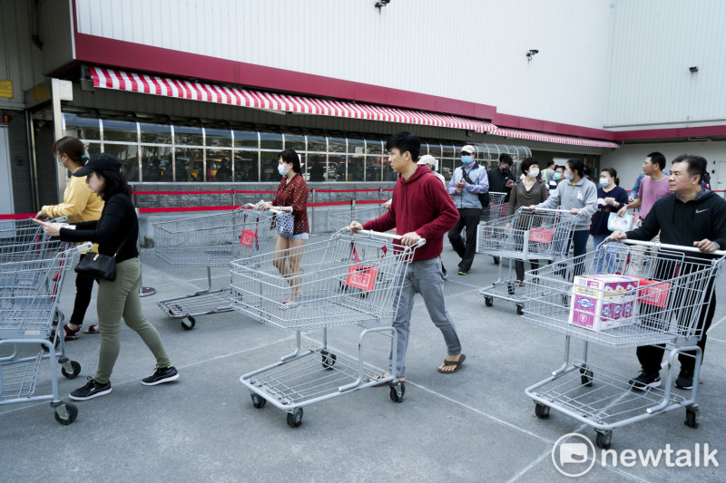 許多民眾推著推車準備進台北大賣場採購。受疫情影響，加上有人在社群媒體上推波助瀾，民眾搶購大量的衛生紙、泡麵和罐頭。   圖：張良一/攝