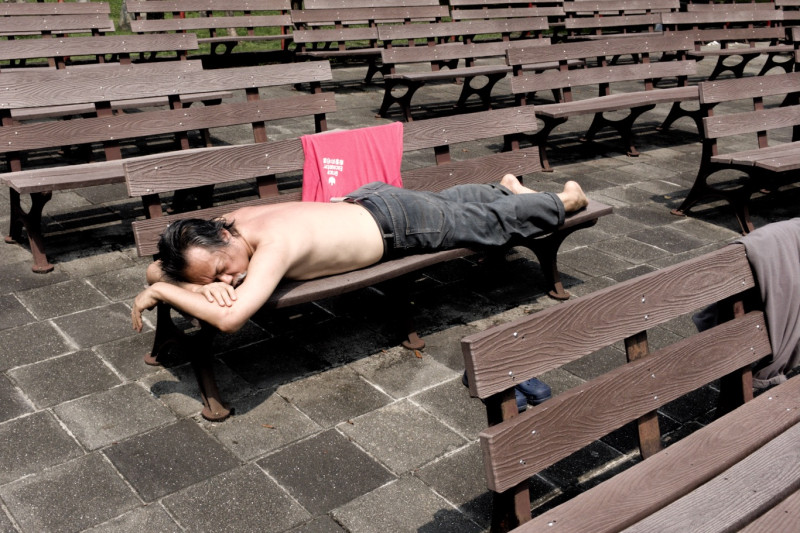 一位民眾趁著好天氣在公園曬太陽，增加自身的防疫能力。   圖：張良一/攝
