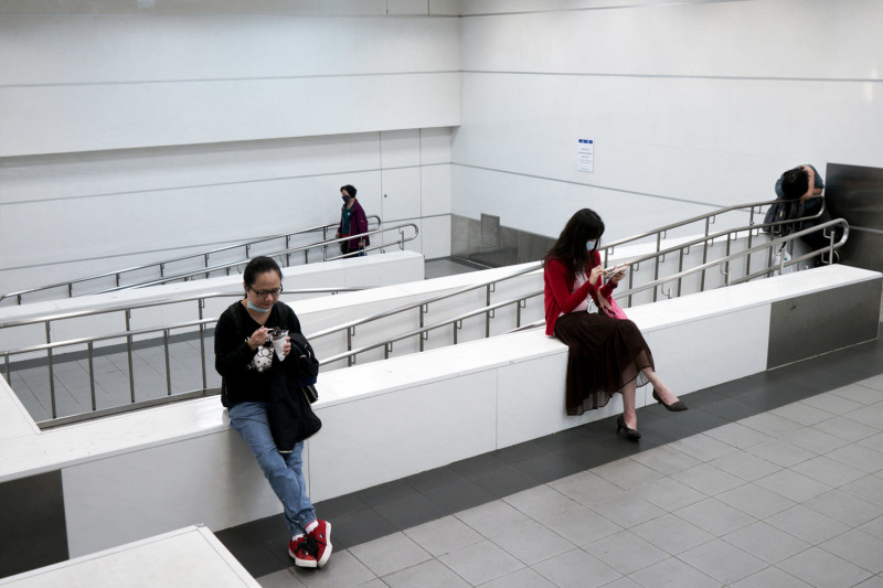 一些民眾在台北捷運站內各自保持一定的距離，坐著滑手機休息。武漢肺炎疫情之下，一般人均保有警覺，和旁邊的人保持一定的社會距離，以防被病毒感染。   圖：張良一/攝
