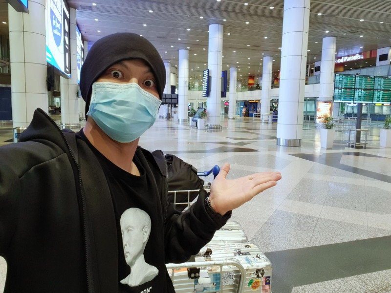 馬來西亞歌手黃明志，20日回國後在馬來西亞機場拍照報平安。   圖：黃明志臉書粉專