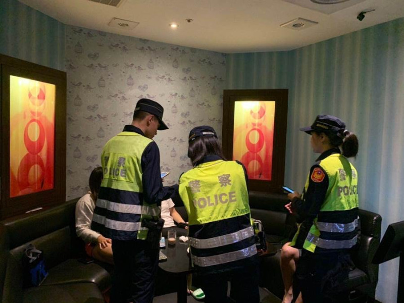 台北市政府警察局要求所屬各分局，針對轄內人潮眾多、易引起群聚感染、密閉的營業場所，實施擴大臨檢。   圖：台北市警局提供（示意圖）