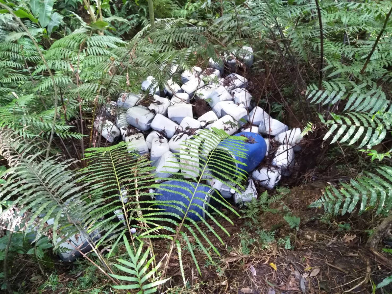 翡翠水庫集水區遭棄置100餘廢液桶。   圖：取自環保署官網