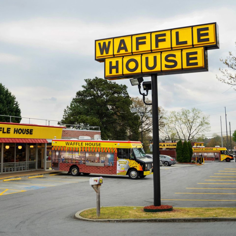以24小時營業聞名的美國早餐連鎖店「Waffle House」宣布關閉365間門市。讓許多民眾非常擔憂。   圖：翻攝自Waffle House臉書