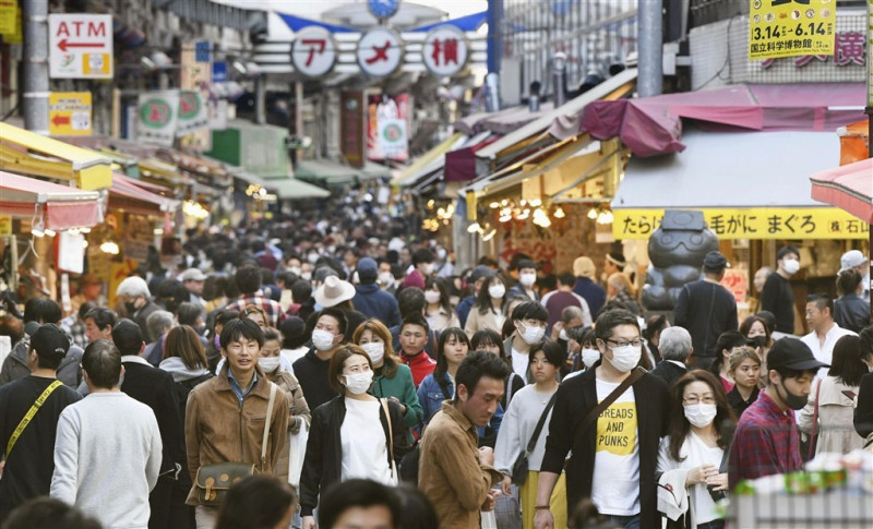 日本境內25日新增96起武漢肺炎確診感染案例。圖為東京民眾戴口罩逛阿美橫商店街。   圖：中央社／提供