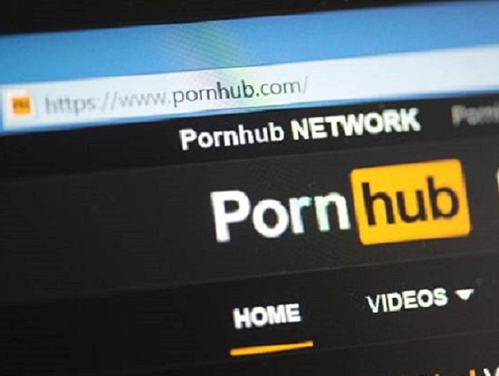 全球知名成人網站Pornhub近日陷入「散播非法暴力色情內容」風波，Pornhub開鍘，一夕間刪光數百萬部影片。   圖：翻攝自Pornhub