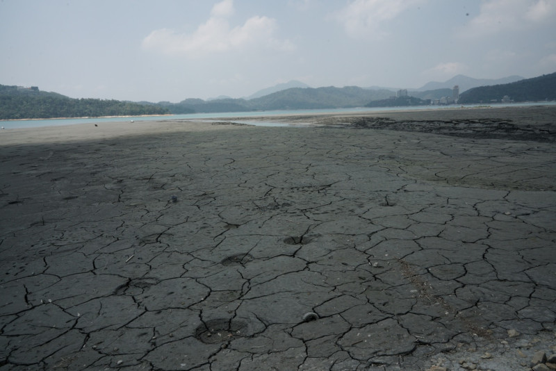 由於連續兩三年颱風過門不入，山區雨量少，今年乾旱現象嚴重，日月潭水位不斷下降，泥土裸露龜裂。   圖：張良一/攝