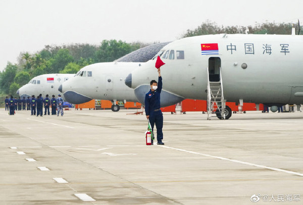 中國海軍23日公布南部戰區海軍航空兵某團在南海某海域上空展開協同反潛訓練的相關照片。   圖：翻攝人民海軍官方微博