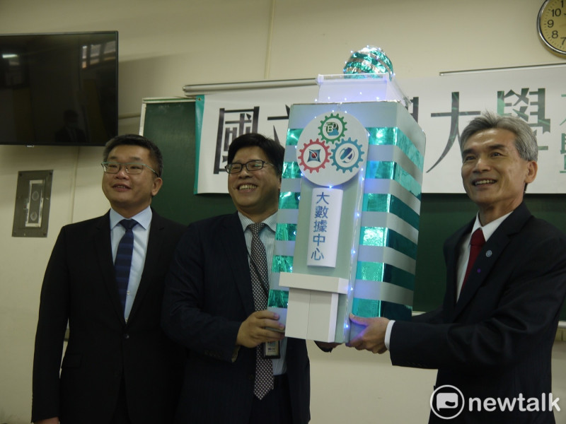 中興大學與由校友蕭哲君（中）捐贈大數據中心母校，校總會長蔡其昌（左）出習見證。   圖 : 唐復年/攝